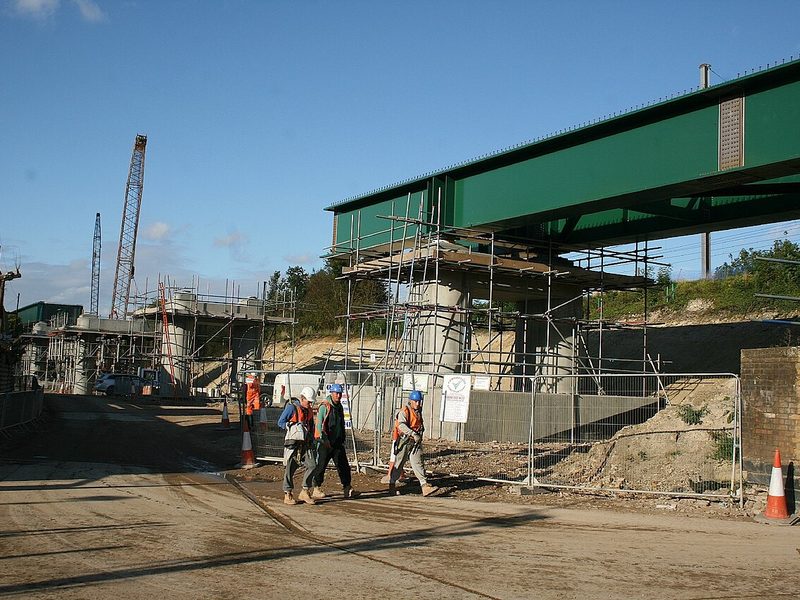 Equipo de obra en sitio de construcción